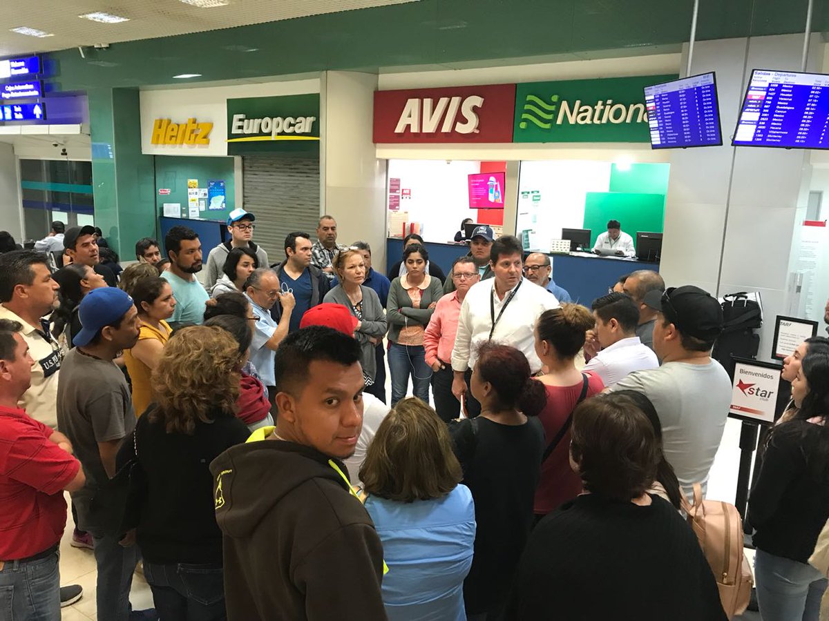Profeco's tweet photo. #ProfecoYucatán En el aeropuerto de Mérida, atendimos a 149 pasajeros logrando que se respetaran sus derechos y fueran compensados con lo previsto en la #LeyFederalDeAviación. #CuentaConProfeco #OperativoSemanaSanta https://t.co/DU5VlMSbSY