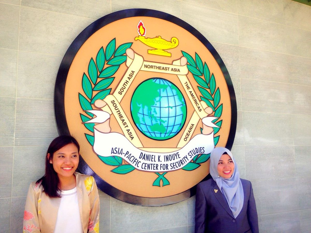 Biarlah masa lalu jadi milikmu..tapi masa depan hanya milik kita..uhuukks

#CintakuRadikal