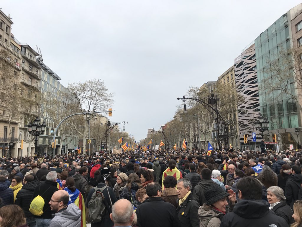 cescgiro's tweet photo. La marxa de l’@assemblea comença a caminar a pas molt lent. S’escolten crits com “@KRLS president” i “els carrers seran sempre nostres”. #inforac https://t.co/giUlTHlAYX