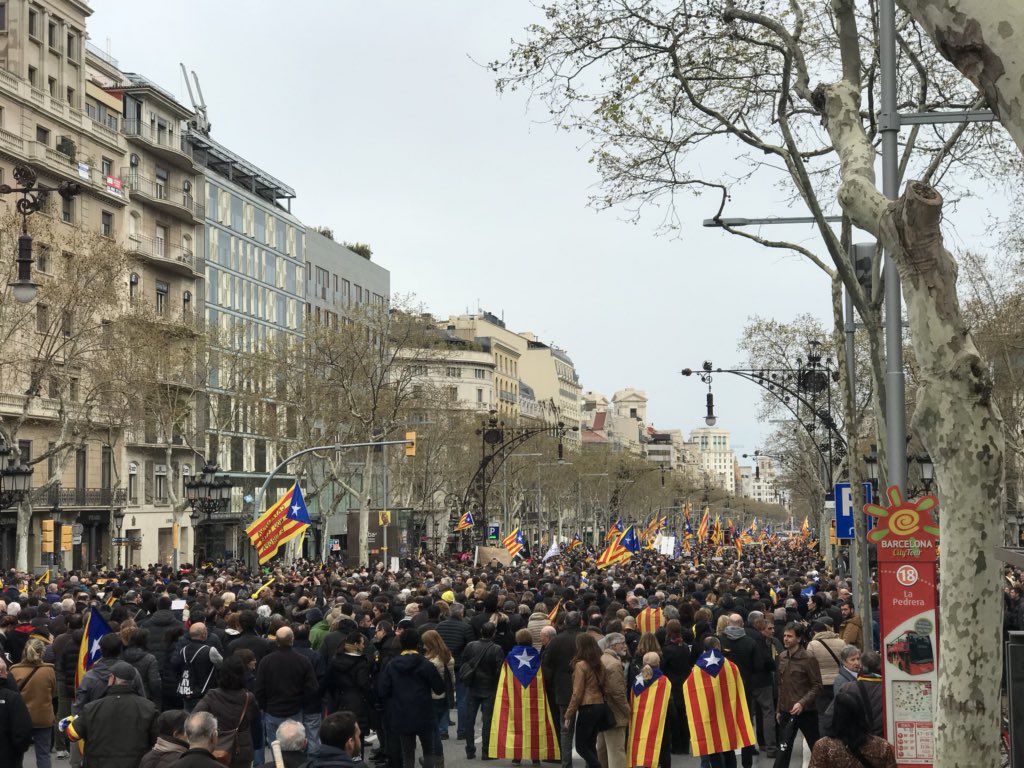 cescgiro's tweet photo. La marxa de l’@assemblea comença a caminar a pas molt lent. S’escolten crits com “@KRLS president” i “els carrers seran sempre nostres”. #inforac https://t.co/giUlTHlAYX