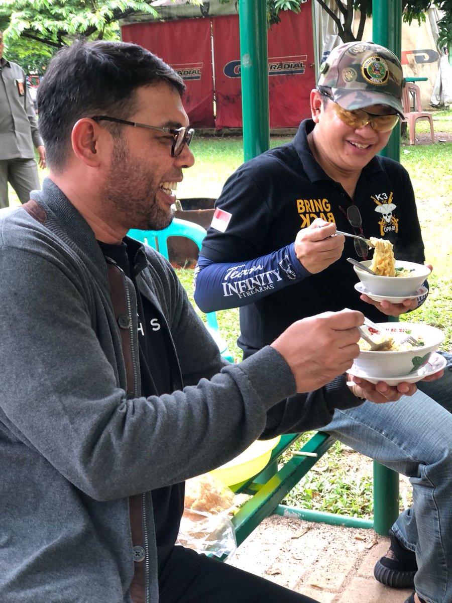 Bagi <a href="/nasirdjamilaceh/">nasir djamil</a> Bahagia itu sederhana, menyantap mie goreng aja bersama Pak Ketua DPR