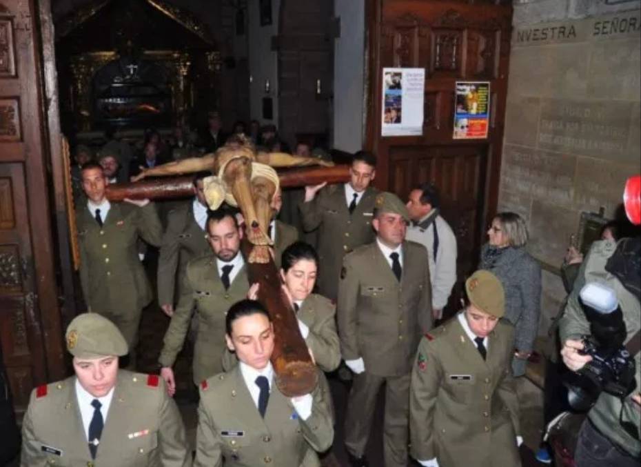 Hoy Domingo de Ramos por la tarde tenemos el traslado y entronización del Cristo de la Esperanza a cargo de los componentes de la USAC "Santocildes" del Ejército de Tierra de Astorga. A las 8:30 de la tarde comenzará en la Basílica de la Encina