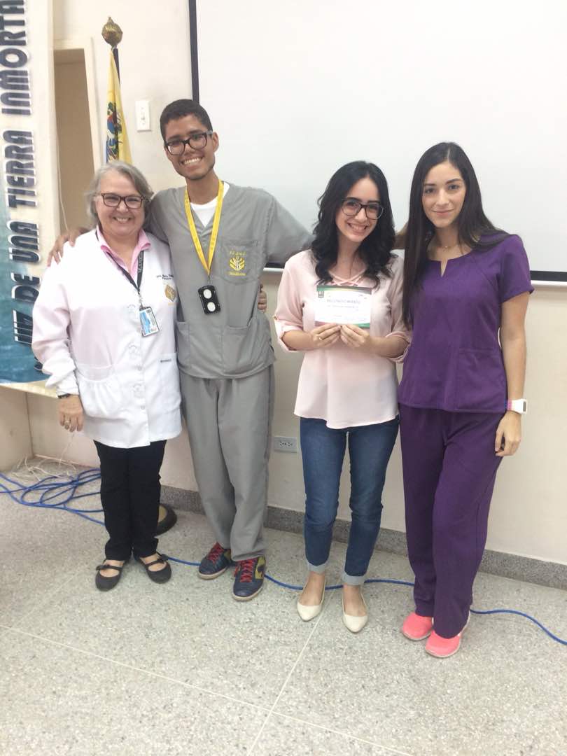 #InfoDipe Entrega de Reconocimientos a los alumnos Romero O. Cesar A por el 1er lugar, y a Barreiro D. Maria M por el 3er lugar del 1er año de la Escuela de Medicina, de parte de Dipe y la Profa. Tomat. ¡Felicidades!