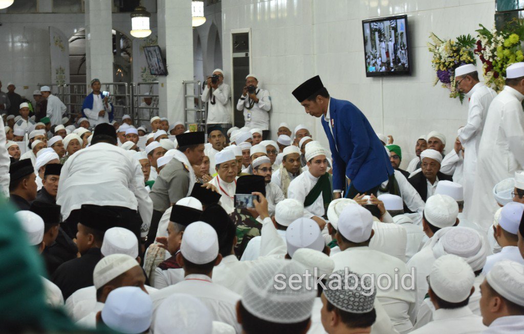 setkabgoid's tweet photo. Tiba di lokasi musala Ar Raudhah, Presiden Jokowi disambut oleh keluarga besar almarhum Abah Guru Sekumpul. Presiden Jokowi dan rombongan kemudian melaksanakan salat Magrib berjamaah bersama ratusan ribu jamaah yang hadir lainnya di Kalimantan Selatan, Minggu (25/3) https://t.co/7IJrgj3NMq