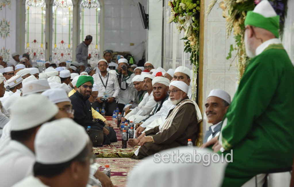setkabgoid's tweet photo. Tiba di lokasi musala Ar Raudhah, Presiden Jokowi disambut oleh keluarga besar almarhum Abah Guru Sekumpul. Presiden Jokowi dan rombongan kemudian melaksanakan salat Magrib berjamaah bersama ratusan ribu jamaah yang hadir lainnya di Kalimantan Selatan, Minggu (25/3) https://t.co/7IJrgj3NMq