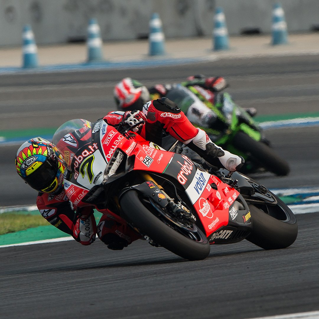 ArubaRacing's tweet photo. 🇹🇭 RACE 2
@chazdavies7 (1st) 
"It was a fantastic race, something special. In Europe it will be like starting from zero"

@MarcoMelandri33 (7th) 
"I tried to ride as hard as I could and fight back, but it wasn't possible to do more today"

#ArubaRacing #forzaducati https://t.co/NjVGstjMHq