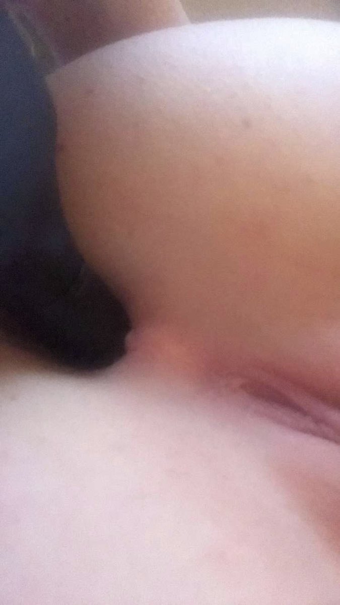 Hairbrush in my ass, i love anal😍

At 20 retweets and likes i will post the video😏🙈😍😍💦👅

#anal #porn #sex #nude #ass #fuck #horny #geil #masturbating