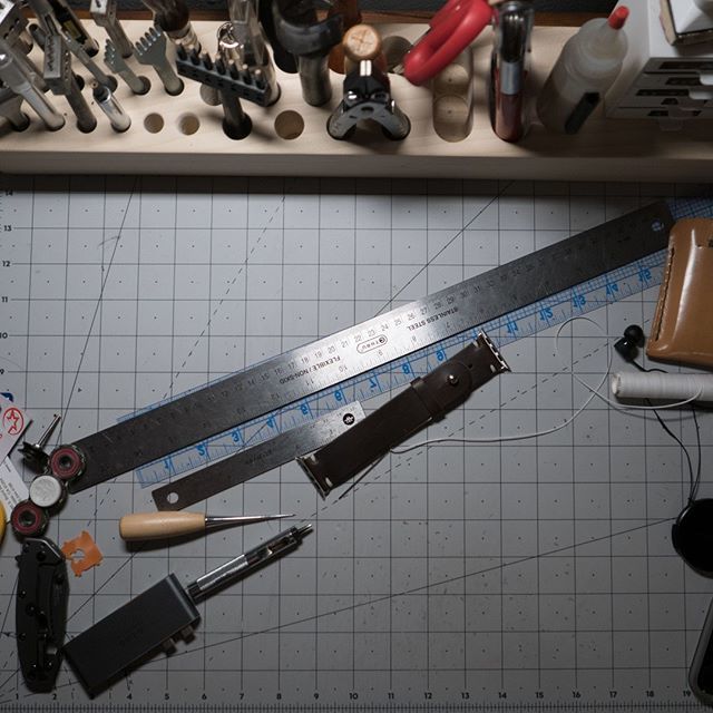 caveleatherco's tweet image. The desk of a scatterbrain. #somanyrulers #fidgetspinner #breadtab?

What's the weirdest thing on your desk? Let me know in the comments 👇 #asktheaudience .
.
.
.
.
.
#caveleatherco #leather #handcrafted #leathercraft #applewatch #bespoke #minimalist… ift.tt/2G7rrG8