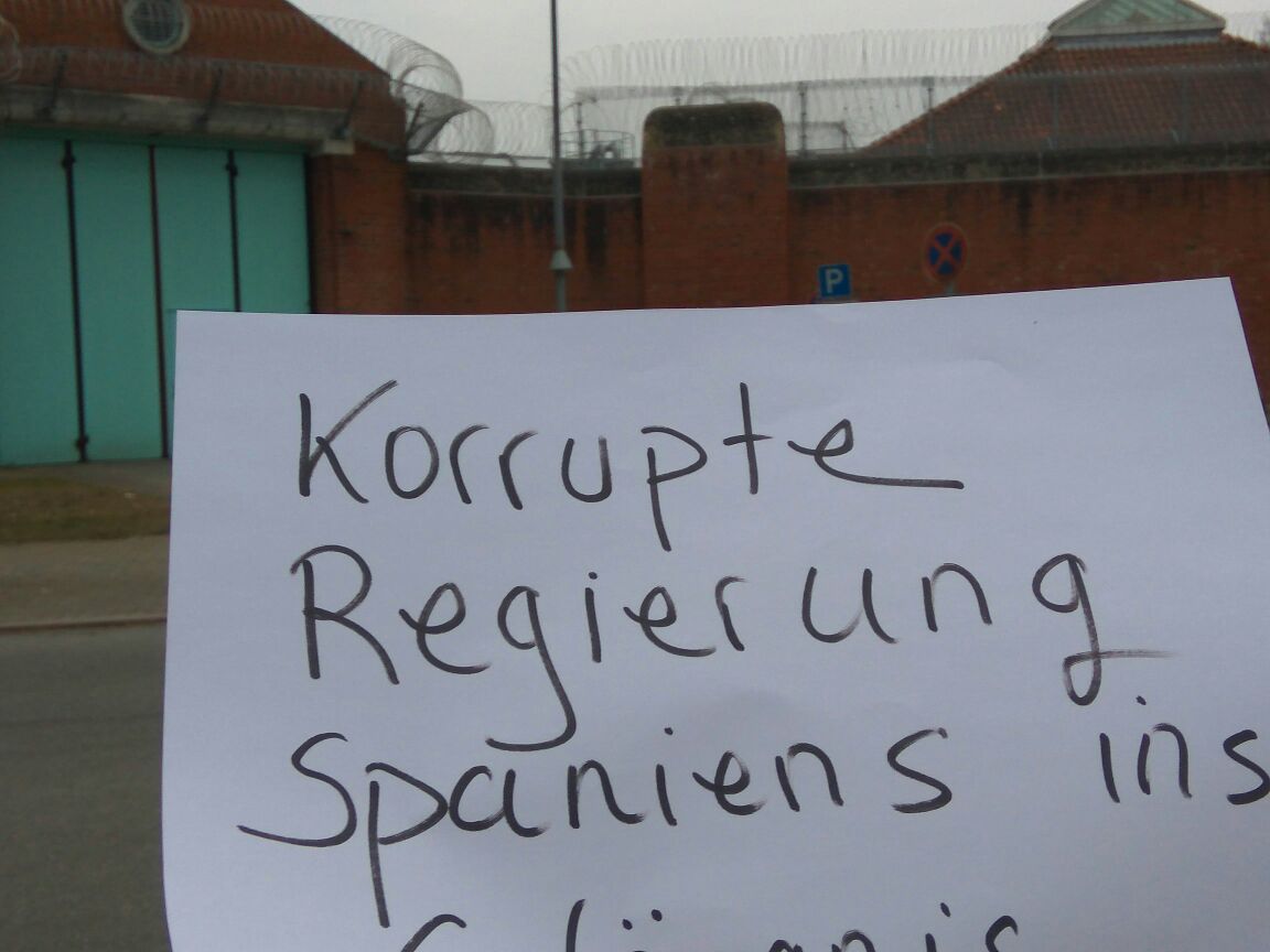 TereRubiMoral's tweet photo. Me mandan mensaje de apoyo desde la cárcel de #Neumunster a #Puigdemont pidiendo solidaridad con los presos. Abajo el régimen del 78! https://t.co/TPopaOExrH