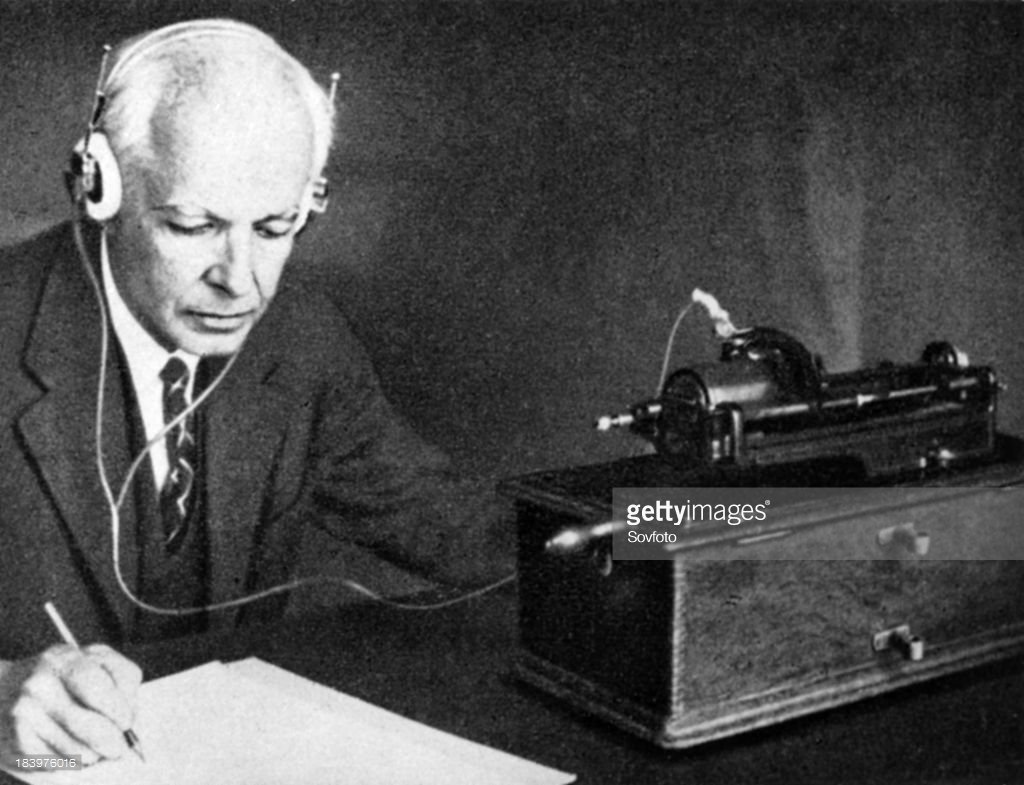 medicitv's tweet image. Happy birthday to Béla Bartók 🎶💕 In the picture, the Hungarian composer is at the Hungarian Academy of Sciences, listening to music on a phonograph!