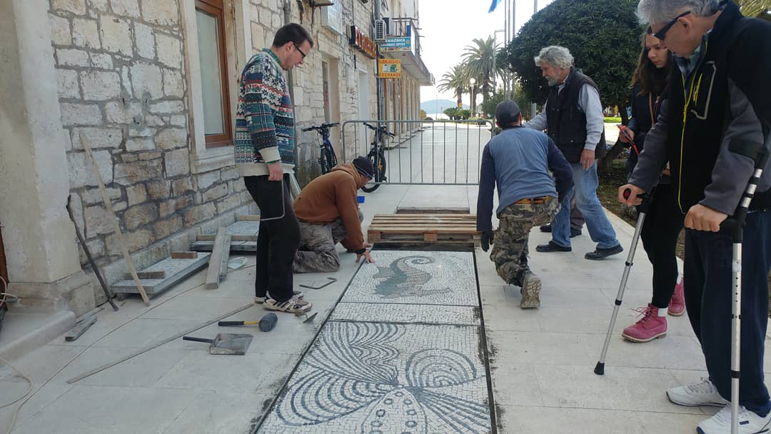 photoangie1988's tweet photo. Today. Working day :)
#Ambalaza #Lsvl #LukaMozaika #BuildingTheWorldsLongestWalkingMosaic #WorldsLongestMosaic #velalukafullofculture #VelaLukaFullOfArt #velalukafullofmosaic #mosaic #art #creativity #ToBeTogether #croatiafulloflife #croatiafullofculture #croatiafullofart https://t.co/VZoK69gUbQ