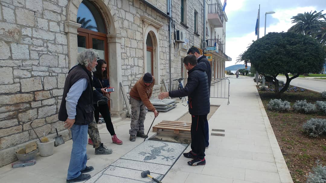 photoangie1988's tweet photo. Today. Working day :)
#Ambalaza #Lsvl #LukaMozaika #BuildingTheWorldsLongestWalkingMosaic #WorldsLongestMosaic #velalukafullofculture #VelaLukaFullOfArt #velalukafullofmosaic #mosaic #art #creativity #ToBeTogether #croatiafulloflife #croatiafullofculture #croatiafullofart https://t.co/VZoK69gUbQ