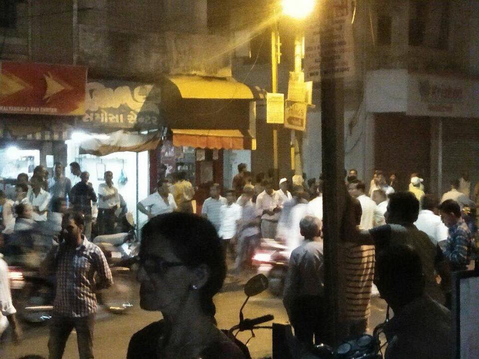 YouthBarodian's tweet photo. Stone pelting in #CityArea #Fatehpura #Vadodara #BarodaCity
વડોદરાના સંવેદનશીલ કુંભારવાડાથી નીકળેલી ભગવાન શ્રીરામની શોભાયાત્રા પર કાલુપુરા અડાનીયા પુલ પાસે કાંકરીચાળા બાદ હિંસા ભડકી..બંને કોમ વચ્ચે ભારે પથ્થરમારો..ટીયરગેસના ૧૨ ટોટા ફોડી પોલીસે તોફાનીઓને ભગાડ્યા..અનેક વાહનોની તોડફ https://t.co/pEyl5sh7vp