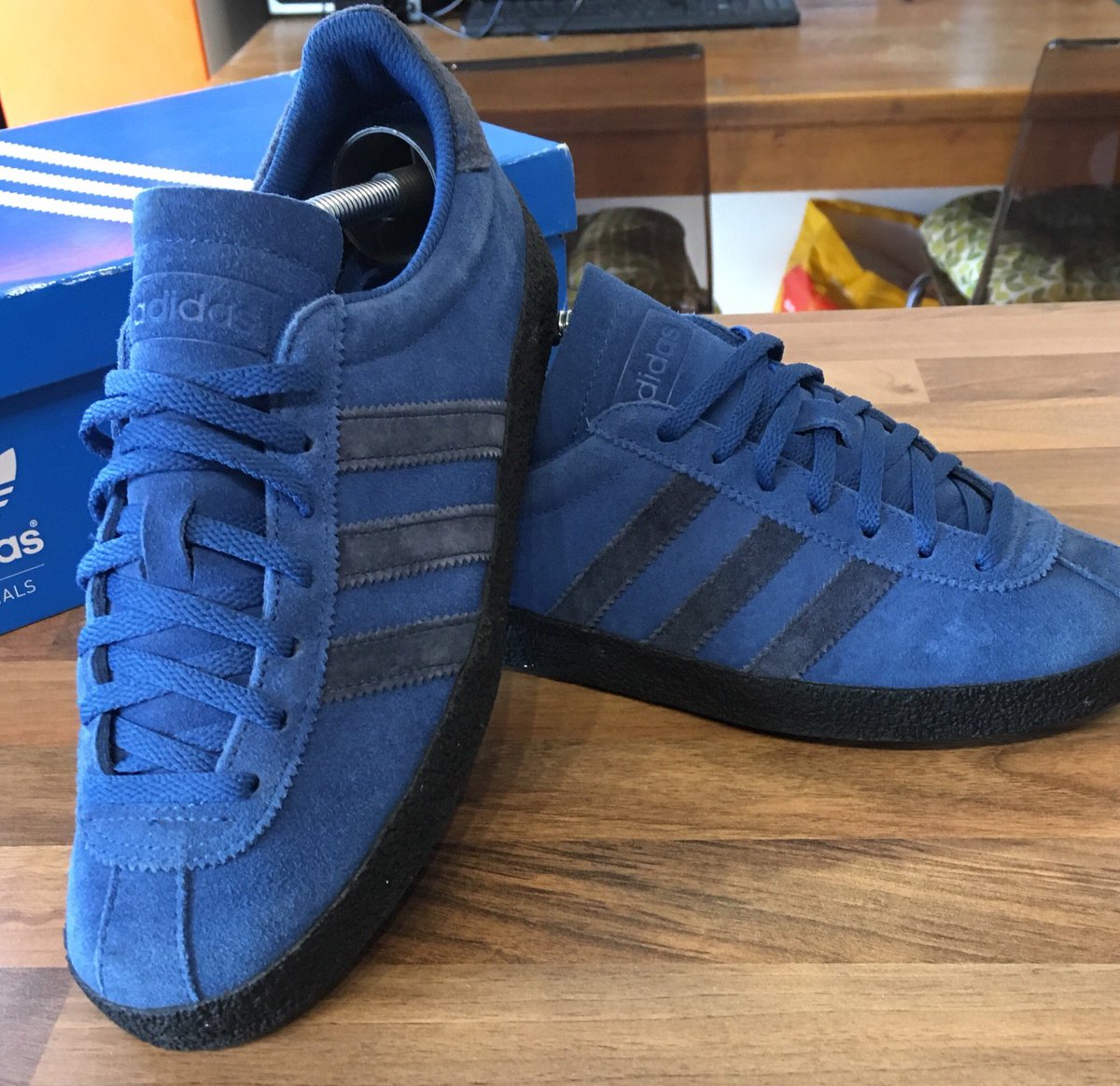 clarksters71's tweet photo. Sunday delivery 😀 #adidas #marine #topanga #dasslersfinest #adidaswearingloyal #forthosethatknow #ktf #aditastic #fortheloveofthe3stripes #addicted #obsessed /// 😉✌🏻 https://t.co/3Q38RZ0MiT