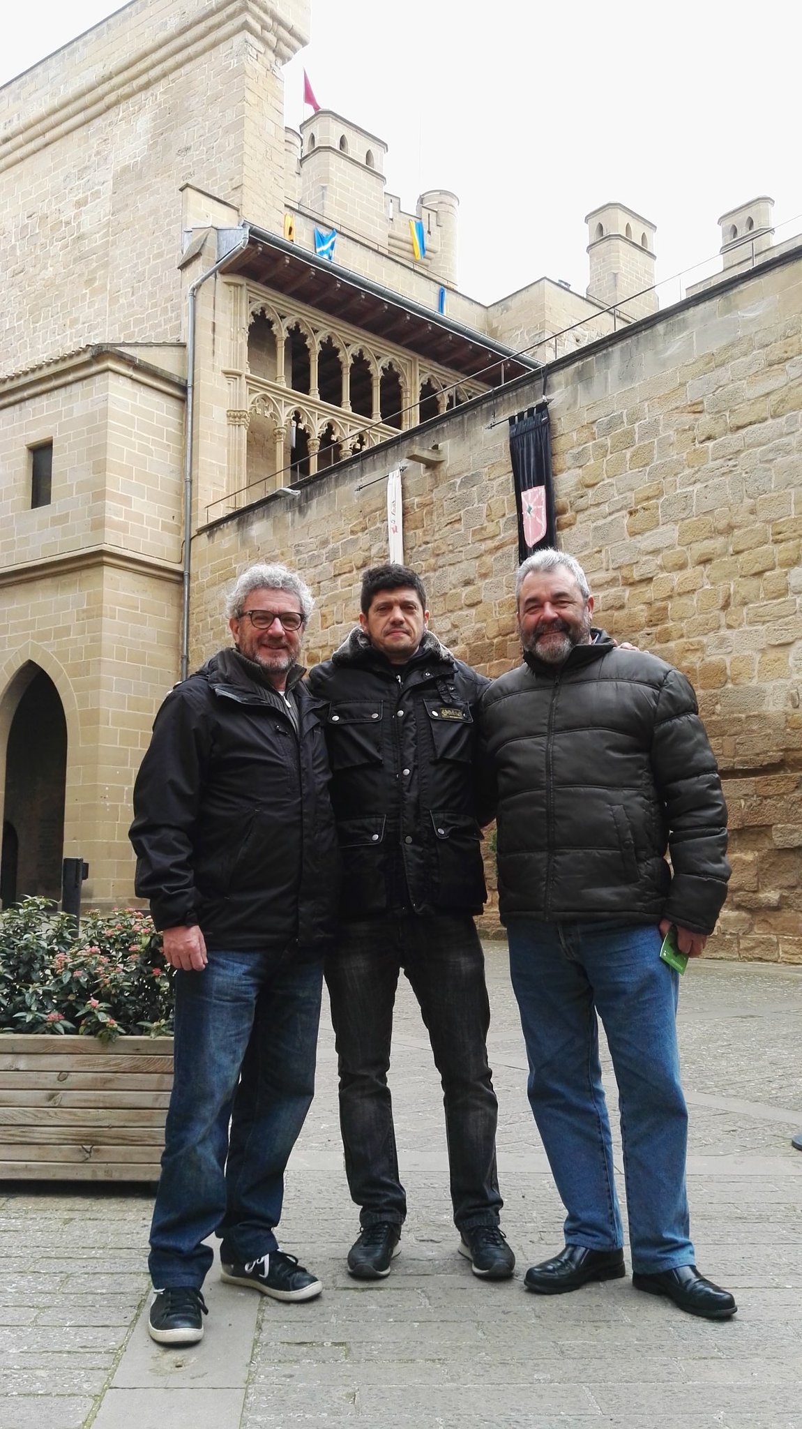 تويتر \ Manu Zapata SANIDAD ¡¡¡GRACIAS!!! على تويتر: "#LosLobos de de visita en el Castillo de Olite y en la Iglesia Fortaleza de Ujué con la profesionalidad y el