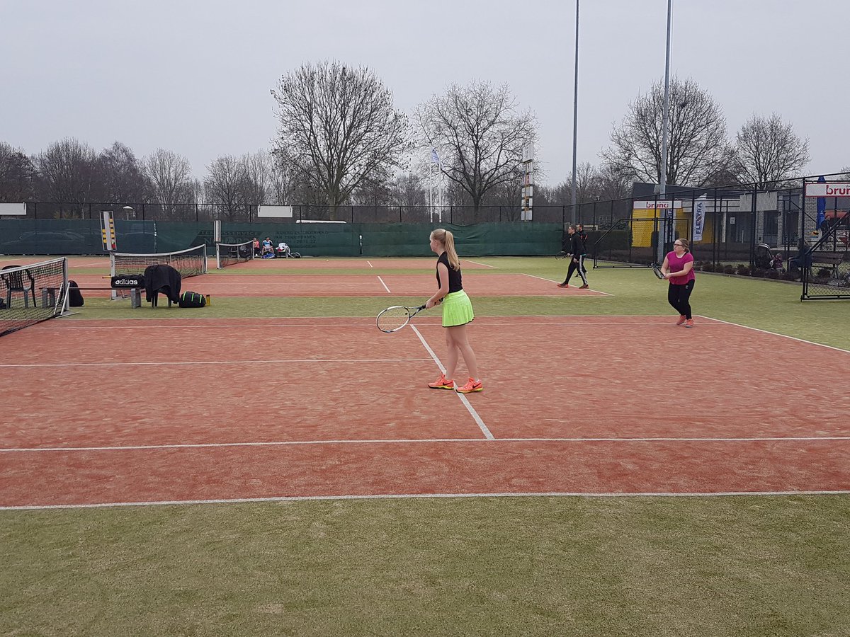 TennisTotaalOpe's tweet photo. Langzaamaan beginnen we met het avondprogramma. De dag tot zover was geslaagd ... #flextraopen #hoogeveen #tennis https://t.co/DahYHYgxMH