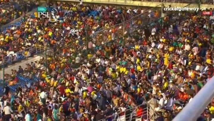 IKhanKaSipahi's tweet photo. اے جذبہ جنون______تُو ہمت نہ ہار
جستجو جو کرے وہ چُھوئے آسمان
We started with city wars and now we are ending up as Pakistanis the real force which defines us ❤️❤️
Love the way Pakistan is winning ❤
May Allah bless Pakistan
#PSLFinalPlaCard
#CricketComesHome https://t.co/91jWY9i2Vm