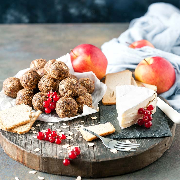 Looking for a unique addition to your #cheeseplate? Make these delicious and healthy Apple Pie Energy Balls made with @ontarioapples #OnAppleADay #Sponsored imagelicious.com/blog/apple-pie…