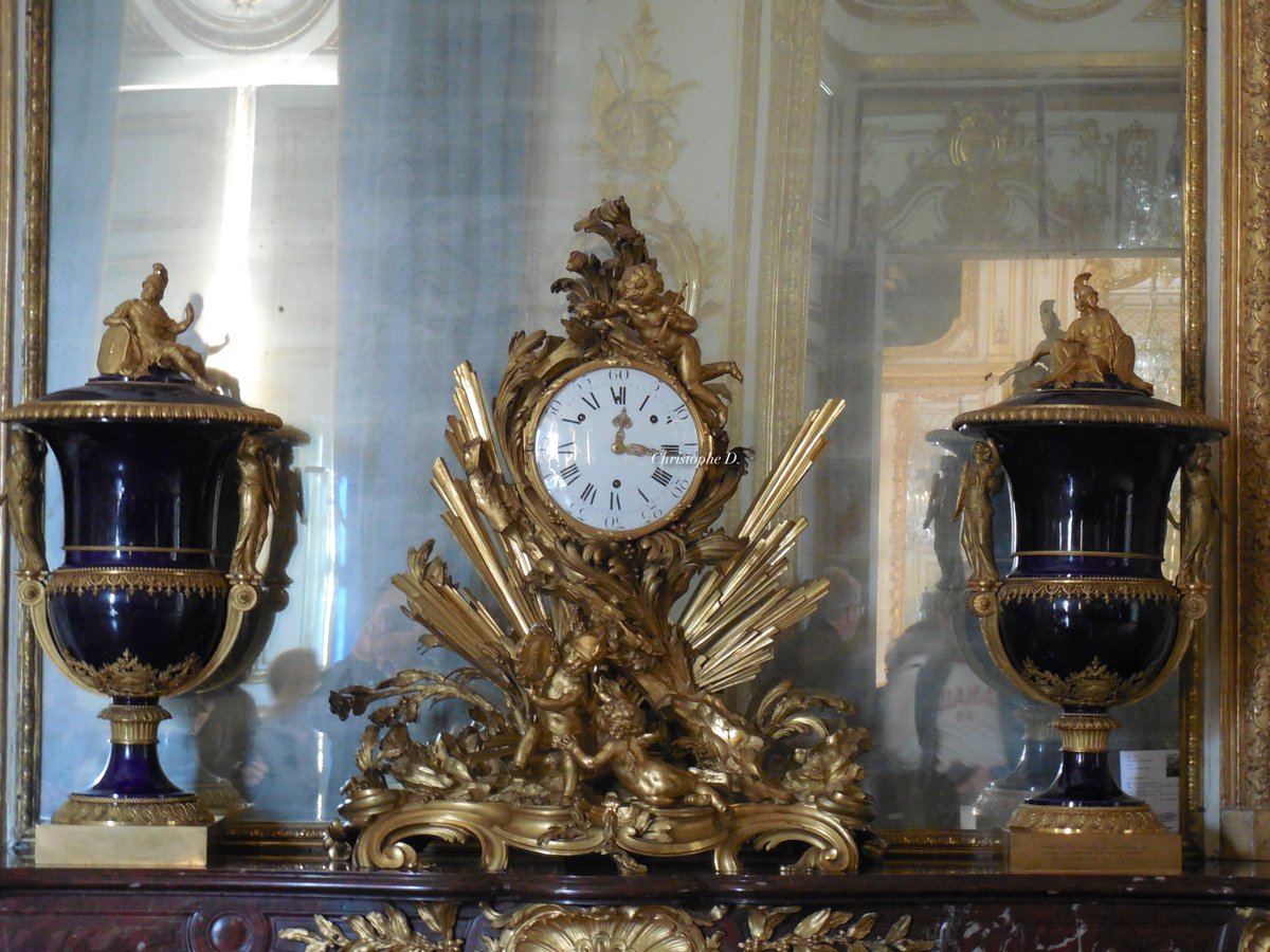Versaillespass's tweet photo. Avez-vous pensé à changer d'heure?
La pendule dite "du Génie de Mars" dans le Cabinet du Conseil au @CVersailles vous le rappelle...

Retrouvez la sur https://t.co/70Sl9lYiq8 https://t.co/ufmbfnOtCY