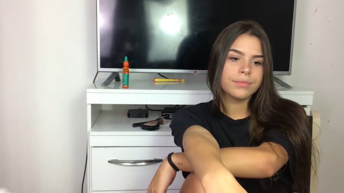 herrlights's tweet photo. quando enjoo de todas as redes sociais e não tem nada mais pra fazer além de ficar mexendo no celular https://t.co/psdeAWvau9