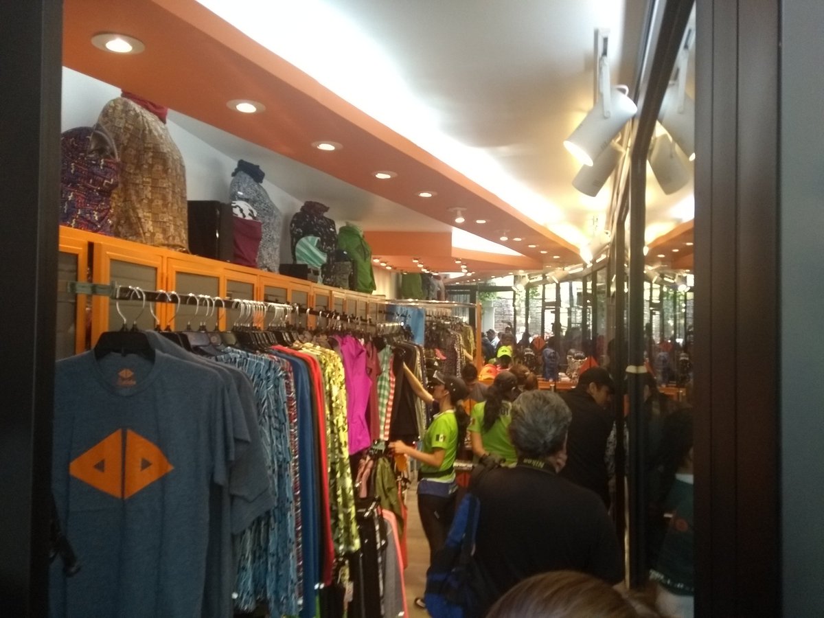 SalgamosaCorrer's tweet photo. Presentes en la inaguración de la tienda Acide Sportwear deseándoles el mayor de los éxitos. Hamburgo 159 loc 3 #SalgamosaCorrer #acidesportwear https://t.co/Jkq80DT9al