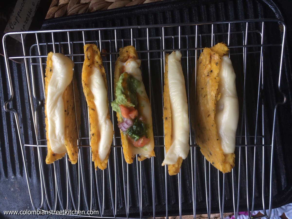 colombiakitchen's tweet photo. Arepa hack! To get perfectly toasted arepas con queso (cheese arepas)... a folded cooling rack does the job! #arepas #glutenfree #vegetarian #snack #cheese #oven #foodhacks https://t.co/9zZp0czUOX