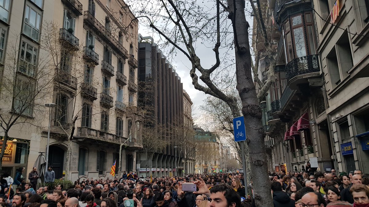 mrovira's tweet photo. Som un poble digne.
Ni un pas enrere.
Malgrat les seves porres i les seves ànsies de generar-nos terror, seguim en peu!
#VagaGeneral https://t.co/xYWfojgF3N
