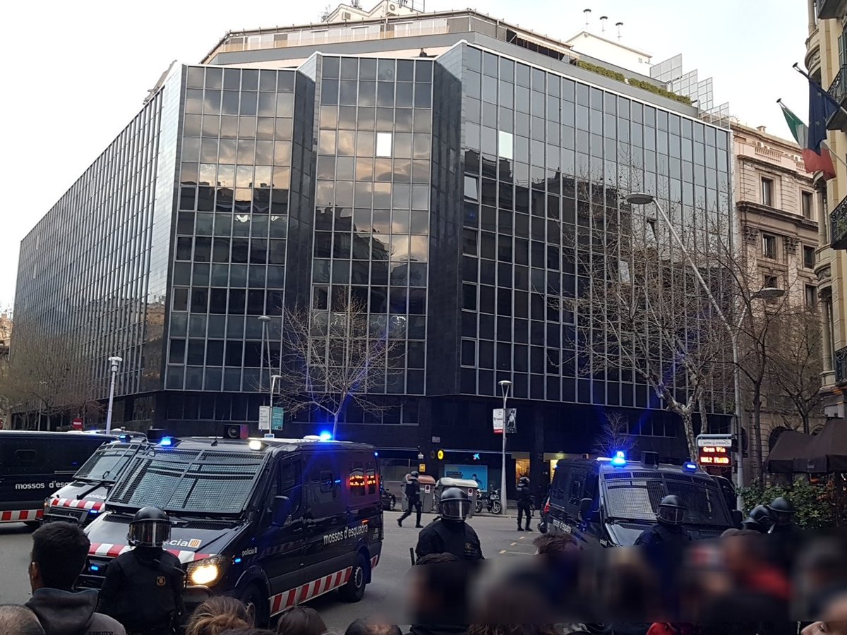 mrovira's tweet photo. Som un poble digne.
Ni un pas enrere.
Malgrat les seves porres i les seves ànsies de generar-nos terror, seguim en peu!
#VagaGeneral https://t.co/xYWfojgF3N