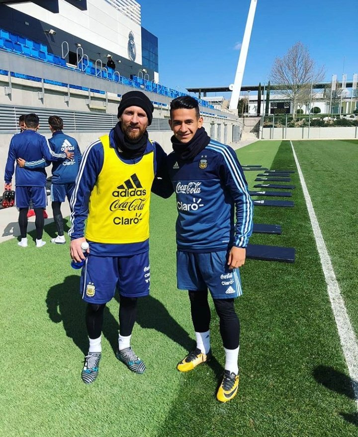 CATalleresdecba's tweet photo. 📷 Cristian Ojeda junto a Messi en un nuevo entrenamiento de la Selección @Argentina. https://t.co/u3hr2YeqVa
