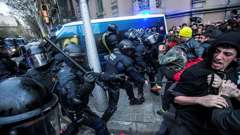 Los disturbios en Barcelona por la detención de Puigdemont dejan casi un centenar de heridos y seis detenidos dlvr.it/QMLyHN