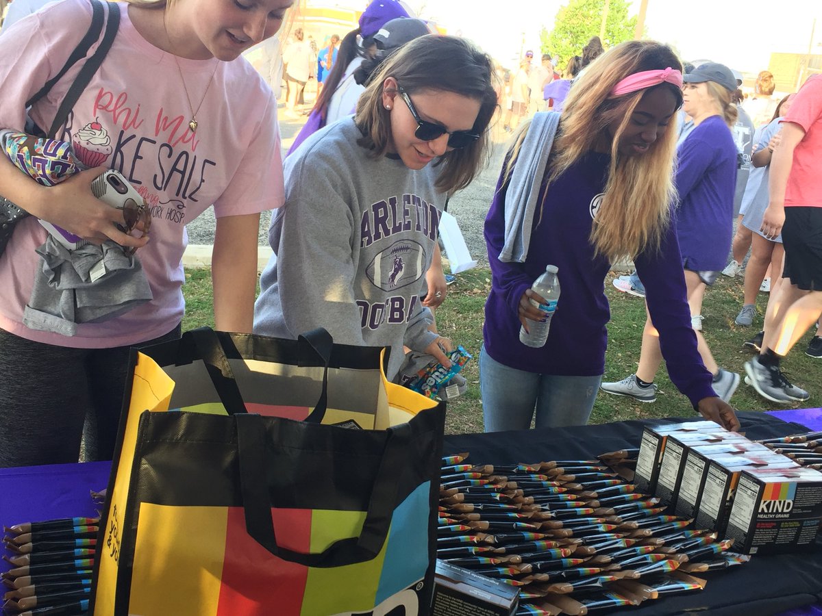 TarletonRoundUp's tweet photo. A huge shoutout to @KINDSnacks for donating 2,000 KIND bars for #TarletonRoundup18 They were a huge hit for our volunteers!! If you get the chance grab a box at the store! https://t.co/KZLnEVsxNQ