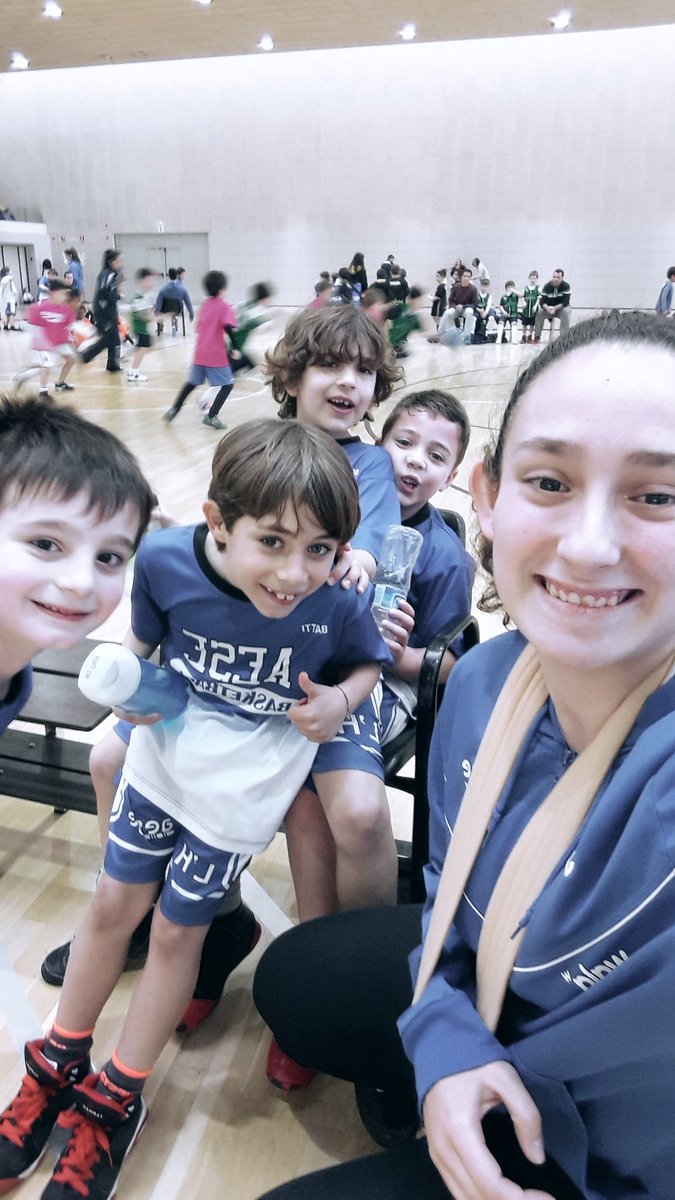 PaulaMartinez6_'s tweet photo. Cap de setmana ple de 🏀! 
#saf #pbm1 #escola https://t.co/Q7Po2hBpi7