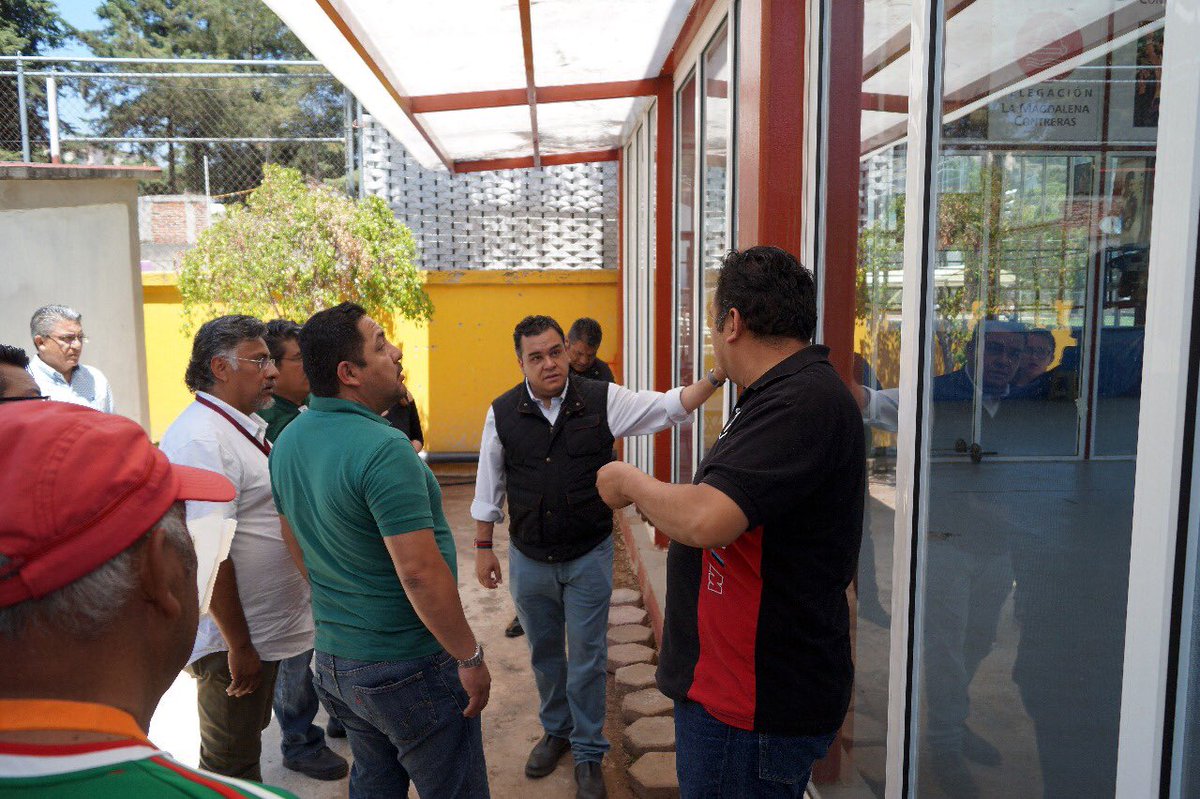 Fer_MercadoG's tweet photo. #FelizDomingo Hicimos recorrido de supervisión de trabajos de rehabilitación en el Deportivo 1° de mayo junto al Dir Gral de @Obras_Contreras y el Subdirector de Deporte y Apoyos Logísticos, con la finalidad de atender algunos pendientes y peticiones de usuarios y ciudadan@s https://t.co/4uOy6DELxi