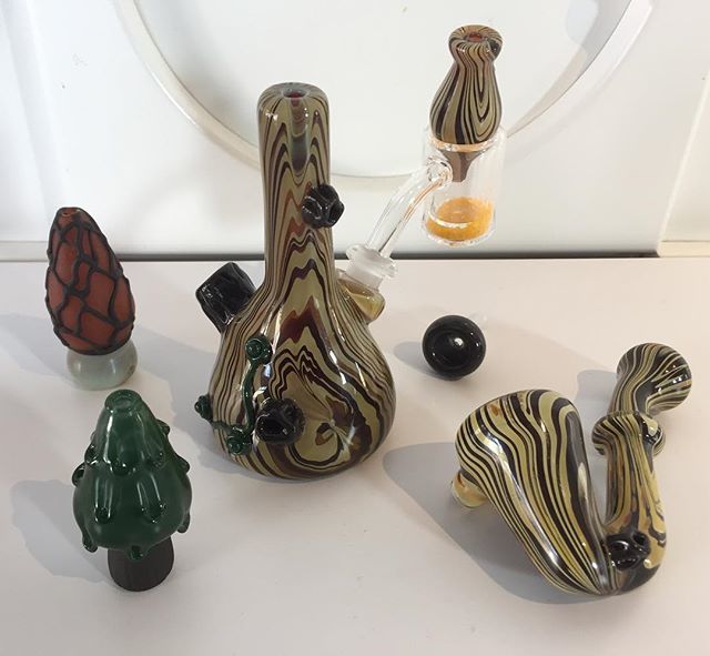 PieceOfMindSea's tweet photo. This wood grain @chadg_glass set pops 🔥🌲🍄 #chadg #woodgrain #mushrooms #thermocromicbanger #bubblecap #sherlock #seattle #pieceofmind #cookiessea #belltown #sundayvibes #stonernation https://t.co/6MPKhdIpKK