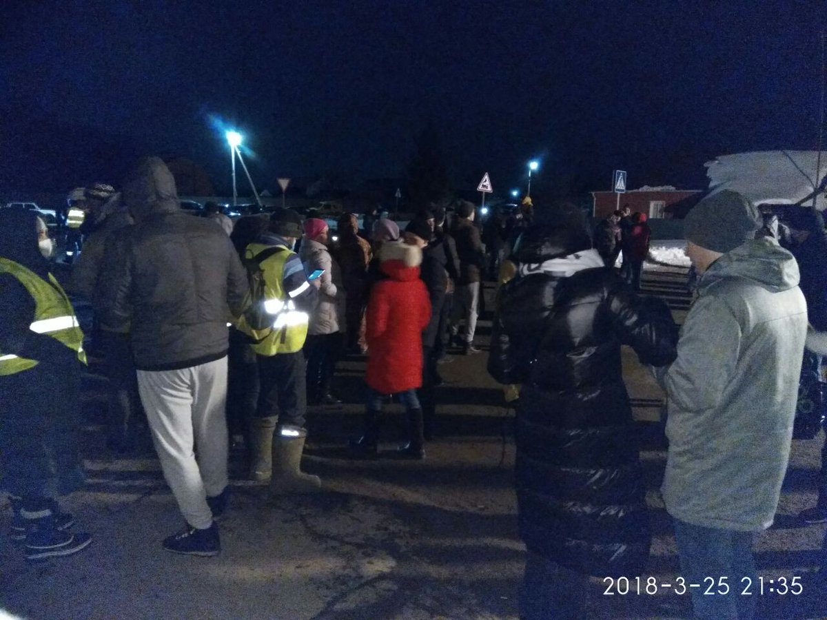 Жители #Коломна перекрыли дорогу на полигон «Воловичи».

> vk.com/net_svalke_kol…

Глава Коломны Денис Лебедев утверждает, что всё это политически сформированная акция... И вообще, всё это действия Госдепа США по развалу России 😁

> 360tv.ru/news/ekologiya…

#Подмосковье
