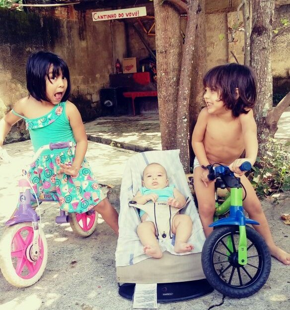 cameecase's tweet photo. Será que a titia tá com saudades? #Flora #Caetano #Noah #meutrio #minhatribo 💜💜💜 https://t.co/g5spDENxl7