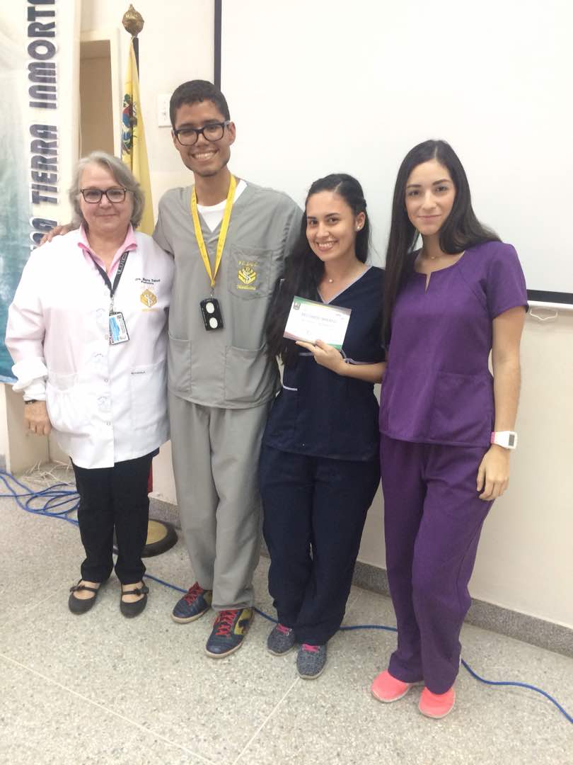#InfoDipe Entrega de Reconocimientos a los alumnos Pardo H. Ariadna A, por el 2do lugar y a Martinez B. Laura C, por el 3er lugar del 2do año de la Escuela de Medicina, de parte de Dipe y la Profa. Tomat. ¡Felicidades!