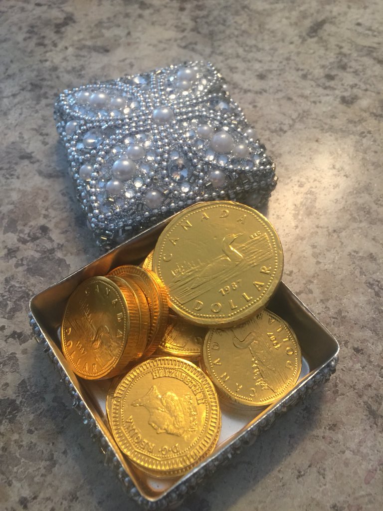 JenniferAClair's tweet photo. Wonder if our Canadian dollar would be worth more if it was made of chocolate? #dollarfail https://t.co/IwJVnCUvw8