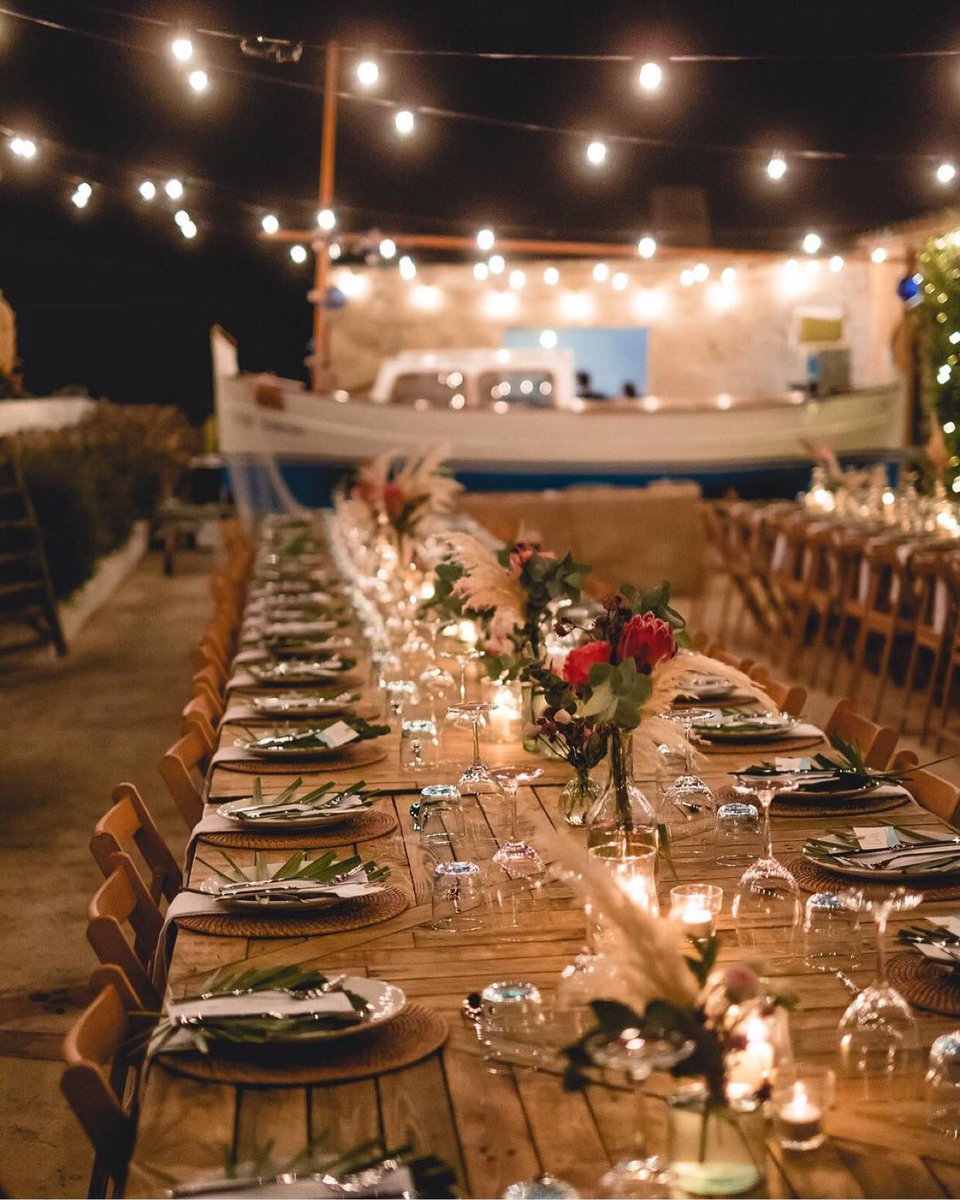 Ganas de mar, de suave brisa despeinando mi pelo, de sabor a sal en la piel, de noches estrelladas y bailes sobre la arena... ganas de verano ✨🌞 #boda #bodas #wedding #weddingphotography #casament #casamento #marriage #matrimonio #blogdebodas #unabodaoriginal 📷 <a href="/f2studios/">F2studio</a>