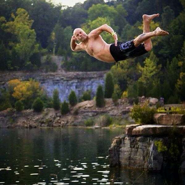 DivingPlaces's tweet image. Regrann from @stonefilmsearth -  Send it!  #launch #sendingit #sendit #funny #kentucky #couchpotato #cliffjumping #cliffdiving #kookoftheday #baddecisions ift.tt/2ISQZ7C