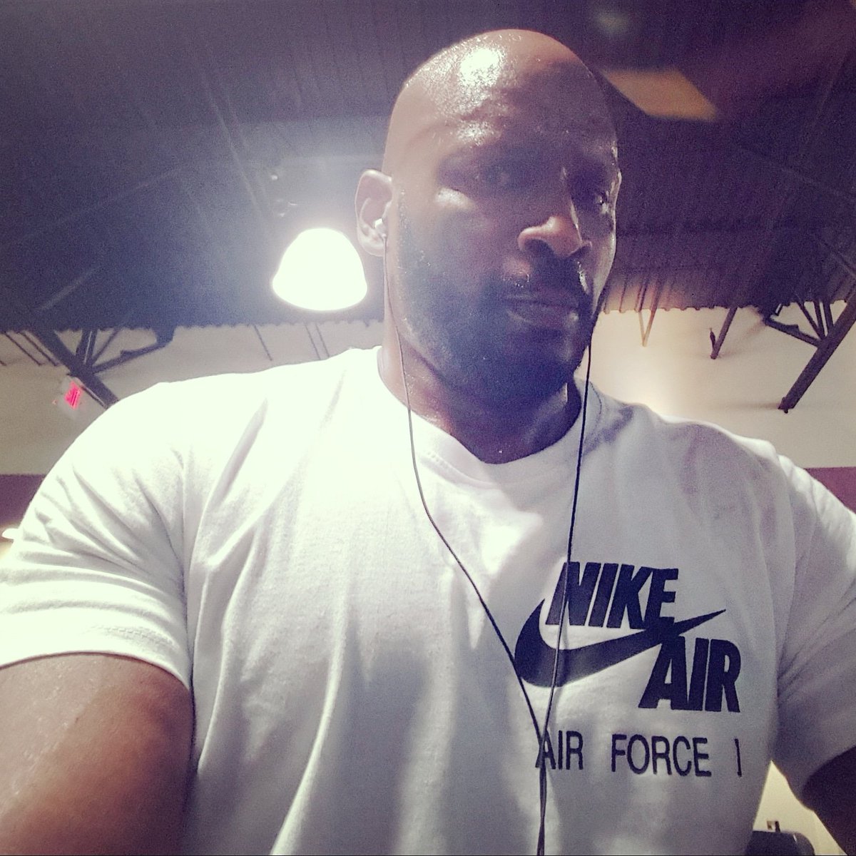 LocketNMediaNet's tweet photo. Taking to the next level on 2018.... 💪👈
.
#LockettiNMedia #fitness #Beardgametight #Backday #MenOver40 #NeckDownFine #NeckDownsexy #fitnessmotivation #elipticalmachine #itsokaytobedifferent #2018SetTheBar https://t.co/DiDmUI98Em