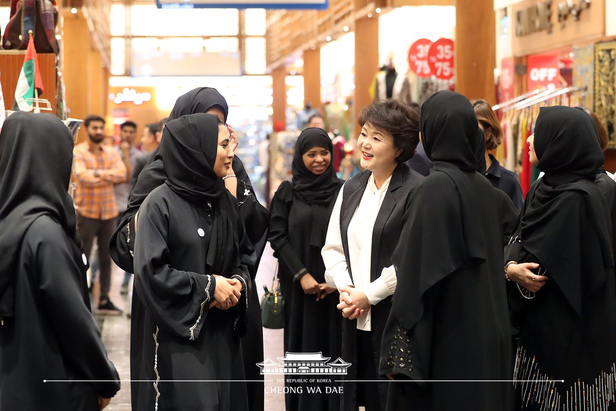 TheBlueHouseKR's tweet image. 김정숙 여사는 수크시장을 방문해 세종학당 학생들을 만났습니다.  "어떻게 한국말을 잘하냐"고 묻는 김정숙 여사,  “한국 문화, 음식, K팝에 관심이 높다"고 답하는 학생들. 김정숙 여사는 '옷깃만 스쳐도 인연'이라며 다시 만나자고 약속했습니다. #BTS CD 선물을 받고 좋아하는 학생들, 또 만나요.