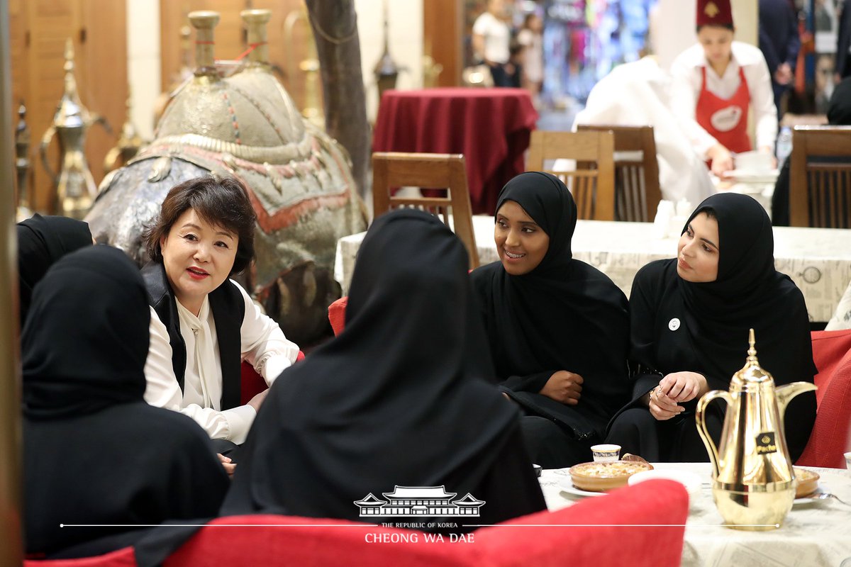 TheBlueHouseKR's tweet image. 김정숙 여사는 수크시장을 방문해 세종학당 학생들을 만났습니다.  "어떻게 한국말을 잘하냐"고 묻는 김정숙 여사,  “한국 문화, 음식, K팝에 관심이 높다"고 답하는 학생들. 김정숙 여사는 '옷깃만 스쳐도 인연'이라며 다시 만나자고 약속했습니다. #BTS CD 선물을 받고 좋아하는 학생들, 또 만나요.