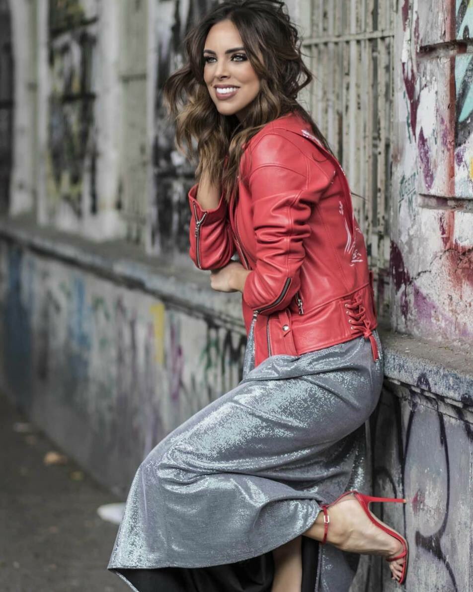 ¿Mix de rayas de <a href="/yaelsandler1/">Yael sandler</a> o algo más edgy con brillo y chamarra de color como <a href="/SaraCorraless/">Sara Corrales</a>? ¿Qué look de <a href="/cleeostudio/">Cleeo Studio</a> les gusta más? #StyledbyDaniR