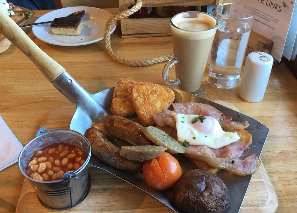 AasmaDay's tweet photo. Anyone else sick of this obsession with serving food on anything other than plates? What's the most unusual "plate" you've had? Let's bring back plates! https://t.co/1mGP7nf1e3 @leponline https://t.co/a59QDPpjLV