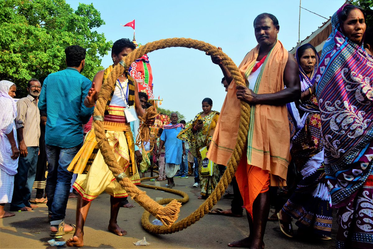 Rath Jatra is one of the occasions when the Lord chooses to merge with the masses and gives them a way to reach out to him,therefore touch him and feel his blessings. Devotees can do that by touching the rope with the hope that will cleanse all sins #Rukunarathyatra