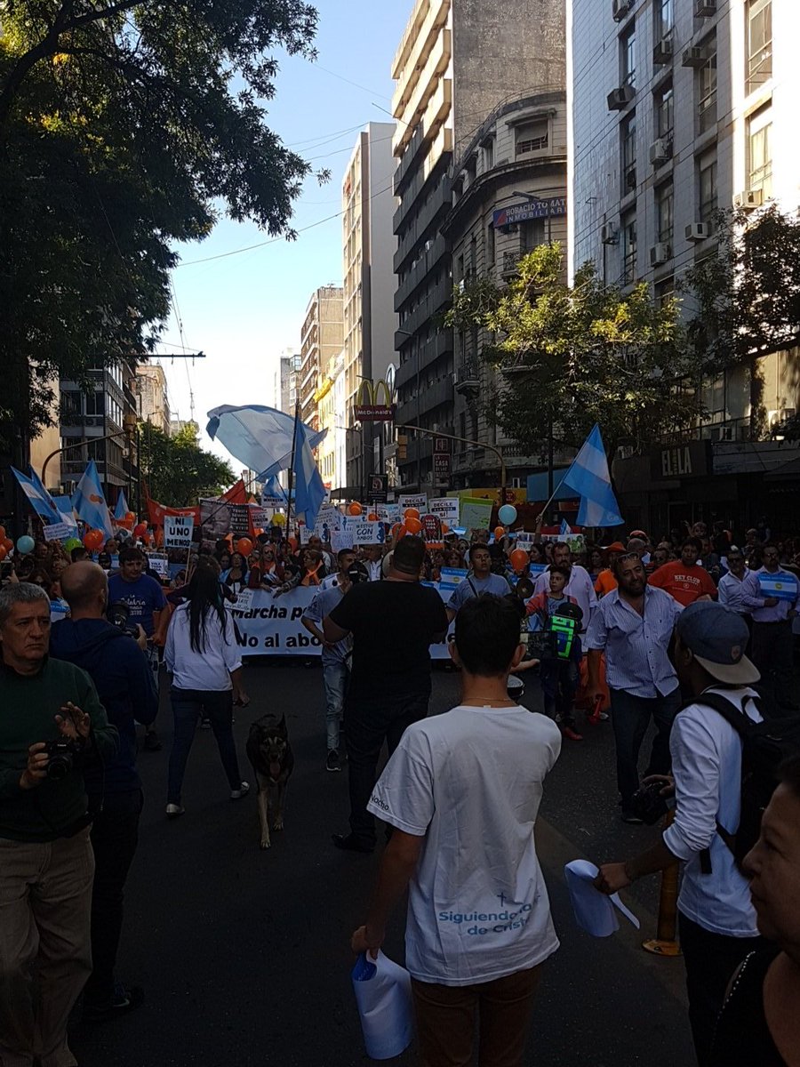 LAVOZcomar's tweet photo. Unas 3000 personas marchan contra el aborto en el Centro de la ciudad https://t.co/OdEBJj3DWG