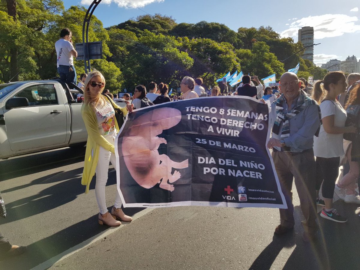 Cronica_ok's tweet photo. #AHORA #EnEstosMomentos #LaMarchaPorLaVida Una gran columna de gente, se desplaza por avenida del Libertador #OcupanCasi10Cuadras #Fotos #SiALaVida #NoAlAborto #CuidemosLasDosVidas #SonAlgunasDeLasConsignas https://t.co/EpcboPg8tf