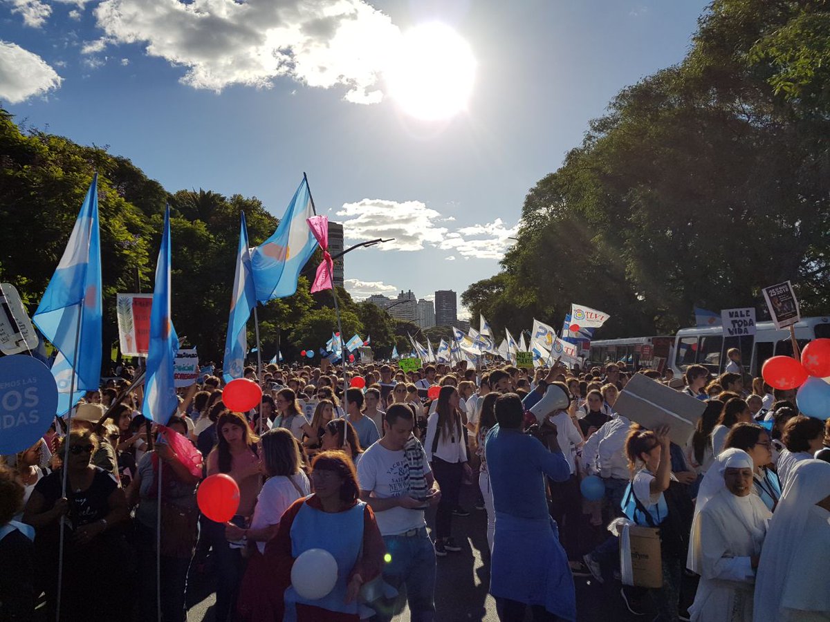 Cronica_ok's tweet photo. #AHORA #EnEstosMomentos #LaMarchaPorLaVida Una gran columna de gente, se desplaza por avenida del Libertador #OcupanCasi10Cuadras #Fotos #SiALaVida #NoAlAborto #CuidemosLasDosVidas #SonAlgunasDeLasConsignas https://t.co/EpcboPg8tf