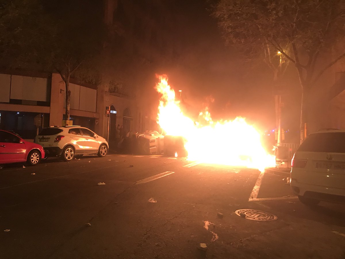 ReinaSonia's tweet photo. Hola @btvnoticies ... se os ha olvidado informar de la quema de contenedores por los encapuchados https://t.co/oOUAVHU9cB
